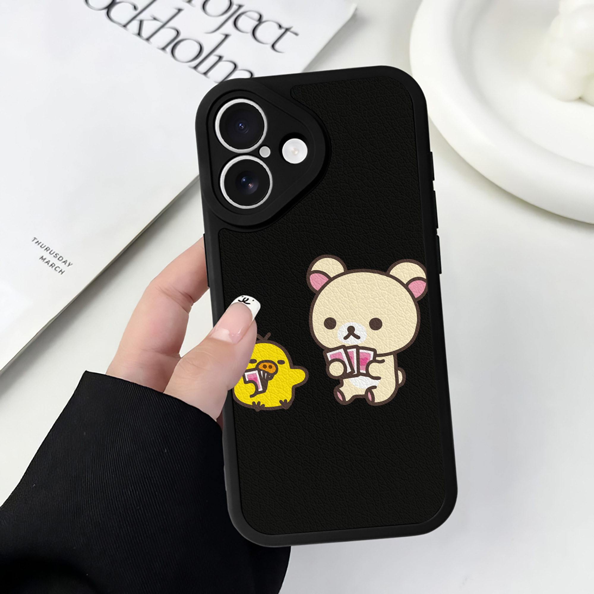 （画像用） リラックマ リラックマ キイロイトリ Rilakkuma Korilakkuma Kiiroitori 【iPhone 16シリーズ対応】シリコンスマホケース（レザー調） 材質：シリコン